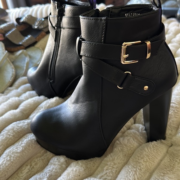 Top moda size 7 1/2 zip up black ankle booties - Picture 2 of 4